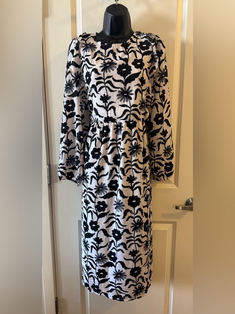 EUC Compania Fantastica Black and White Floral Long-Sleeve Midi Dress Size Large